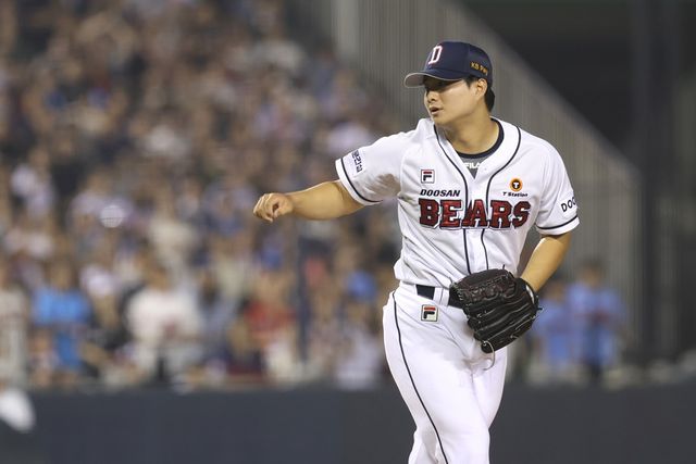 두산 투수 최지강은 13일 지난달 중순 어깨 통증으로 이탈했던 최지강은 최고 구속 시속 151㎞의 빠른 공을 던져 실전 감각을 조율했다. 예상 콜업 시기는 오는 17일 KT전이다. 엑스포츠뉴스 DB