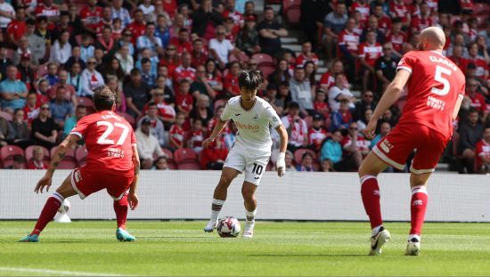 잉글랜드 2부 스완지 시티에 둥지를 튼 엄지성이 2경기 만에 첫 공격포인트를 신고했다. 스완지는 14일 웨일스 스완지의 리버티 스타디움에서 열린 2024-2025 리그컵 1라운드 홈 경기에서 4부 리그 소속 질링엄에 3-1 승리를 거둬 2라운드 진출에 성공했다. 엄지성은 스완지가 2-0으로 앞선 후반 27분 호나우드 마르칭스와 대신 교체로 투입돼 경기에 출전했다. 경기에 투입되자마자 그의 경기력은 좋았고 스완지시티 데뷔 후 첫 도움을 기록하기까지 했다. 엄지성은 왼쪽 페널티 지역에서 골을 잡아 골대 정면의 아짐 압둘라이에게 패스를 넣어줬고, 압둘라이가 오른발로 마무리해 스완지의 3번째 골을 선사했다. 스완지 시티