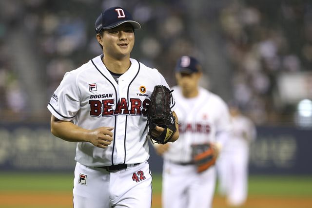 두산 투수 최지강은 13일 지난달 중순 어깨 통증으로 이탈했던 최지강은 최고 구속 시속 151㎞의 빠른 공을 던져 실전 감각을 조율했다. 예상 콜업 시기는 오는 17일 KT전이다. 엑스포츠뉴스 DB