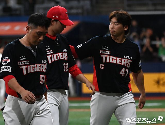 14일 오후 서울 구로구 고척스카이돔에서 열린 '2024 신한 SOL Bank KBO리그' KIA 타이거즈와 키움 히어로즈의 경기, 키움이 최주환의 끝내기 홈런에 힘입어 KIA에 2:1 승리를 거뒀다. 경기종료 후 KIA 나성범이 정해영을 격려하고 있다. 고척, 김한준 기자