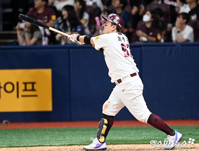 14일 오후 서울 구로구 고척스카이돔에서 열린 '2024 신한 SOL Bank KBO리그' KIA 타이거즈와 키움 히어로즈의 경기, 키움이 최주환의 끝내기 홈런에 힘입어 KIA에 2:1 승리를 거뒀다. 9회말 1사 키움 최주환이 끝내기 홈런을 날리고 있다. 고척, 김한준 기자.