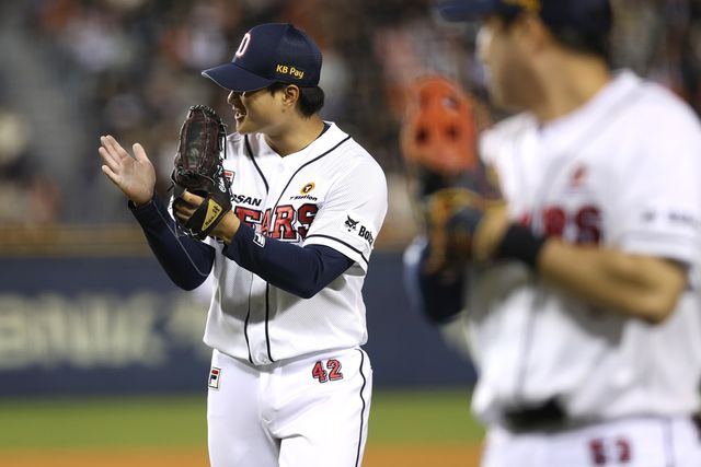 두산 투수 최지강은 13일 지난달 중순 어깨 통증으로 이탈했던 최지강은 최고 구속 시속 151㎞의 빠른 공을 던져 실전 감각을 조율했다. 예상 콜업 시기는 오는 17일 KT전이다. 엑스포츠뉴스 DB