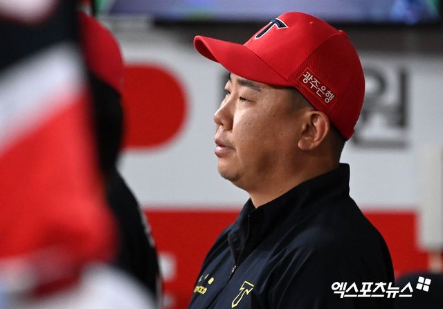 14일 오후 서울 구로구 고척스카이돔에서 열린 '2024 신한 SOL Bank KBO리그' KIA 타이거즈와 키움 히어로즈의 경기, KIA 이범호 감독이 그라운드를 바라보고 있다. 고척, 김한준 기자