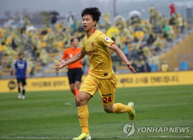 잉글랜드 2부 스완지 시티에 둥지를 튼 엄지성이 2경기 만에 첫 공격포인트를 신고했다. 스완지는 14일 웨일스 스완지의 리버티 스타디움에서 열린 2024-2025 리그컵 1라운드 홈 경기에서 4부 리그 소속 질링엄에 3-1 승리를 거둬 2라운드 진출에 성공했다. 엄지성은 스완지가 2-0으로 앞선 후반 27분 호나우드 마르칭스와 대신 교체로 투입돼 경기에 출전했다. 경기에 투입되자마자 그의 경기력은 좋았고 스완지시티 데뷔 후 첫 도움을 기록하기까지 했다. 엄지성은 왼쪽 페널티 지역에서 골을 잡아 골대 정면의 아짐 압둘라이에게 패스를 넣어줬고, 압둘라이가 오른발로 마무리해 스완지의 3번째 골을 선사했다. 연합뉴스