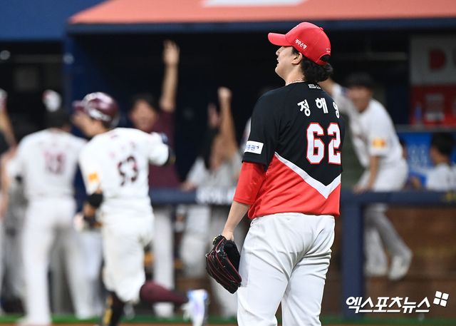 14일 오후 서울 구로구 고척스카이돔에서 열린 '2024 신한 SOL Bank KBO리그' KIA 타이거즈와 키움 히어로즈의 경기, 키움이 최주환의 끝내기 홈런에 힘입어 KIA에 2:1 승리를 거뒀다. 9회말 1사 키움 최주환이 끝내기 홈런을 날리고 있다. 고척, 김한준 기자.