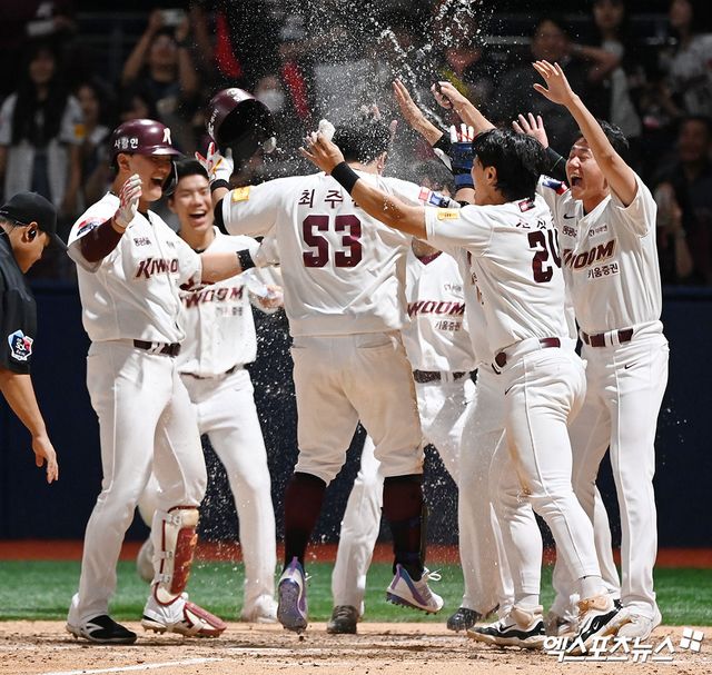 14일 오후 서울 구로구 고척스카이돔에서 열린 '2024 신한 SOL Bank KBO리그' KIA 타이거즈와 키움 히어로즈의 경기, 키움이 최주환의 끝내기 홈런에 힘입어 KIA에 2:1 승리를 거뒀다. 9회말 1사 키움 최주환이 끝내기 홈런을 날린 뒤 동료들의 물벼락을 맞고 있다. 고척, 김한준 기자.