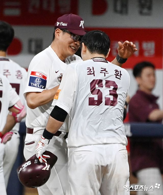 14일 오후 서울 구로구 고척스카이돔에서 열린 '2024 신한 SOL Bank KBO리그' KIA 타이거즈와 키움 히어로즈의 경기, 키움이 최주환의 끝내기 홈런에 힘입어 KIA에 2:1 승리를 거뒀다. 9회말 1사 키움 최주환이 끝내기 홈런을 날린 뒤 홍원기 감독과 함께 기뻐하고 있다. 고척, 김한준 기자.