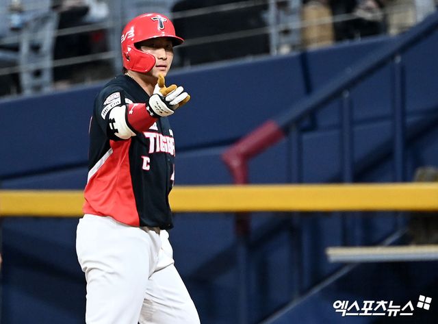 14일 오후 서울 구로구 고척스카이돔에서 열린 '2024 신한 SOL Bank KBO리그' KIA 타이거즈와 키움 히어로즈의 경기, 3회초 2사 1루 KIA 나성범이 우전안타를 날린 후 세리머니를 하고 있다. 고척, 김한준 기자