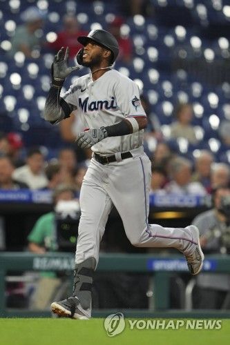 삼성 라이온즈가 허리 통증으로 장기간 이탈 중인 루벤 카데나스를 웨이버 공시하고 대체 외인 르윈 디아즈를 영입했다. AFP/연합뉴스