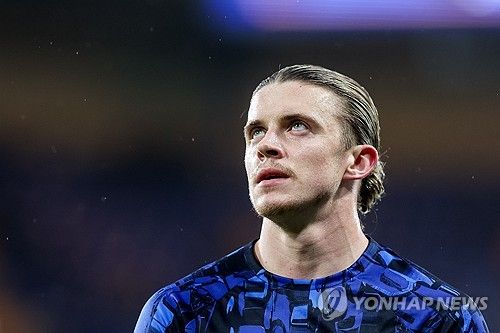 영국 매체 익스프레스는 14일(한국시간) 토트넘 홋스퍼에게 코너 갤러거(첼시)를 영입할 수 있는 황금 기회가 생겼다고 보도했다. 잉글랜드 미드필더 갤러거는 당초 스페인 라리가 명문 아틀레티코 마드리드 이적이 유력했으나 구단 간의 합의가 지연되면서 불발될 가능성이 떠올랐다. 연합뉴스