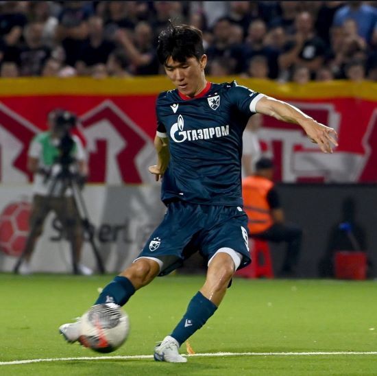 동유럽 최고 명문 구단인 세르비아 츠르베나 즈베즈다에서 뛰고 있는 황인범과 설영우가 16일(한국시간) 세르비아 판체보의 믈라도스트 경기장에서 열린 추카리츠키와의 2024-2025 세르비아 수페르리가 5라운드 원정 경기에서 나란히 풀타임을 소화하며 4-1 대승에 기여했다. 특히 황인범은 팀의 결승포를 도우며 공격포인트를 올렸다. 즈베즈다는 이날 대승을 통해 리그 단독 선두로 올라섰다. 즈베즈다