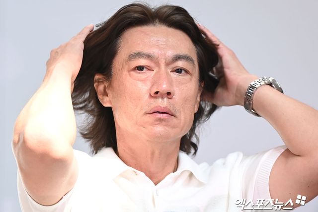 홍명보 축구 국가대표팀 감독을 보좌할 국내 코칭스태프가 확정됐다. 대한축구협회(KFA)는 16일'축구 국가대표팀 국내 코칭스태프 선임이 확정됐다. 박건하 전 수원삼성 가독, 김동진 킷치FC 감독대행, 김진규 FC서울 전력강화실장을 대표팀 코치로 선임했다'고 밝혔다. 엑스포츠뉴스DB