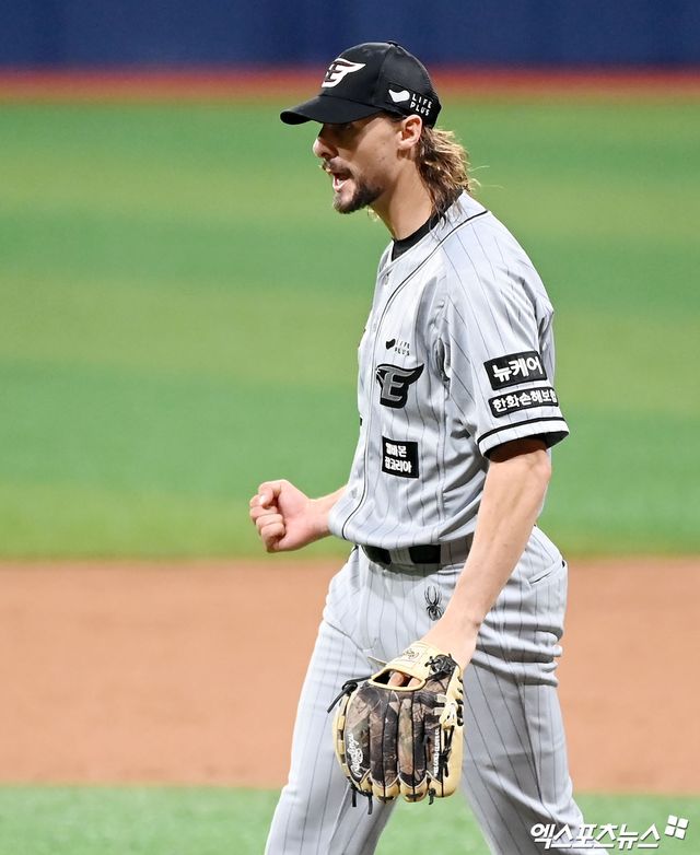 9일 오후 서울 구로구 고척스카이돔에서 열린 '2024 신한 SOL Bank KBO리그' 한화 이글스와 키움 히어로즈의 경기, 3회말 수비를 마친 한화 선발투수 와이스가 기뻐하고 있다. 엑스포츠뉴스 DB