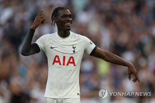 글로벌 스포츠 매체 디애슬레틱이 17일(한국시간) 손흥민에게 인종차별적 발언을 한 로드리고 벤탄쿠르는 징계하지 않고 웃음 가스 흡입을 한 이브 비수마에게 출장 정지 징계를 내린 것에 대해 잘못하고 있다고 지적했다.&nbsp;토트넘이 비수마에게는 징계를 내리면서 벤탄쿠를 처벌하지 않는 것이 잘못된 메시지를 전달할 수 있다는 주장이다. 연합뉴스