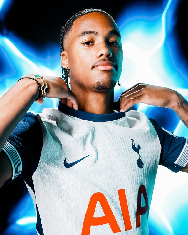 토트넘이 지난 16일(한국시간) 공식 홈페이지를 통해 번리 소속 프랑스 유망주 공격수 윌송 오도베르 영입에 합의했다고 발표했다.&nbsp;계약 기간은 2029년 여름까지 5년이다. 토트넘은 오는 20일 레스터시티 원정 경기에 오도베르 출전을 위해 이날 오전에 깜짝 발표를 한 것으로 보인다. 토트넘