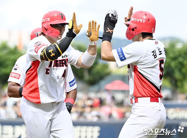 23일 오후 광주기아챔피언스필드에서 열린 '2024 신한 SOL Bank KBO리그' 한화 이글스와 KIA 타이거즈의 더블헤더 1차전 경기, 5회말 1사 1,2루 KIA 나성범이 스리런 홈런을 날린 후 김도영과 하이파이브를 하고 있다. 엑스포츠뉴스 DB