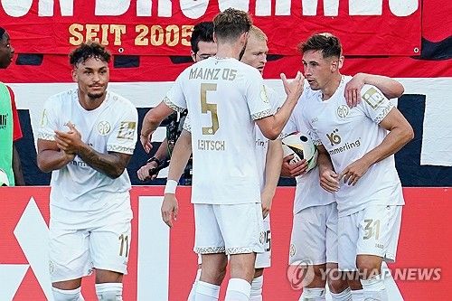 마인츠가 17일(한국시간) 독일 비스바덴에 있는 브리타 아레나에서 열린 베헨 비스바덴과의 2024-2025시즌 독일축구연맹(DFB) 포칼 1라운드 원정 경기에서 연장 접전 끝에 3-1로 승리하며 2라운드에 진출했다.&nbsp; 이재성이 선발 출장하며 맹활약한 가운데 마인츠는 이재성이 교체돼 나간 뒤, 승부를 가리지 못했고 연장 후반에만 두 골을 터뜨리며 극적인 2라운드 진출에 성공했다. 연합뉴스