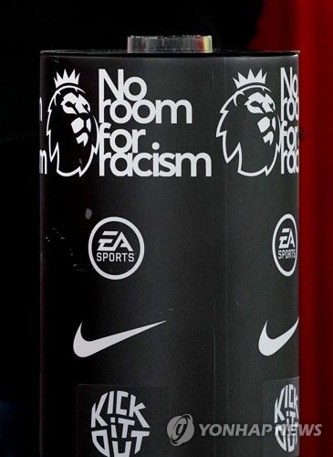 글로벌 스포츠 매체 디애슬레틱이 17일(한국시간) 손흥민에게 인종차별적 발언을 한 로드리고 벤탄쿠르는 징계하지 않고 웃음 가스 흡입을 한 이브 비수마에게 출장 정지 징계를 내린 것에 대해 잘못하고 있다고 지적했다.&nbsp;토트넘이 비수마에게는 징계를 내리면서 벤탄쿠를 처벌하지 않는 것이 잘못된 메시지를 전달할 수 있다는 주장이다. 연합뉴스