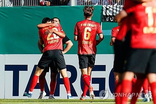 마인츠가 17일(한국시간) 독일 비스바덴에 있는 브리타 아레나에서 열린 베헨 비스바덴과의 2024-2025시즌 독일축구연맹(DFB) 포칼 1라운드 원정 경기에서 연장 접전 끝에 3-1로 승리하며 2라운드에 진출했다.&nbsp; 이재성이 선발 출장하며 맹활약한 가운데 마인츠는 이재성이 교체돼 나간 뒤, 승부를 가리지 못했고 연장 후반에만 두 골을 터뜨리며 극적인 2라운드 진출에 성공했다. 연합뉴스