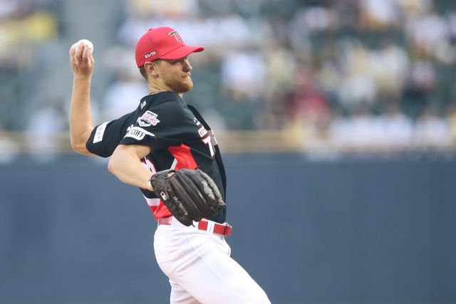 KIA 타이거즈 외국인 투수 에릭 라우어가 17일 서울 잠실야구장에서 열린 2024 신한 SOL Bank KBO리그 LG 트윈스와의 시즌 14차전에 선발 등판해 5이닝 4피안타 4사사구 7탈삼진 1실점을 기록하면서 KBO리그 데뷔 첫 승을 수확했다. KIA 타이거즈 제공