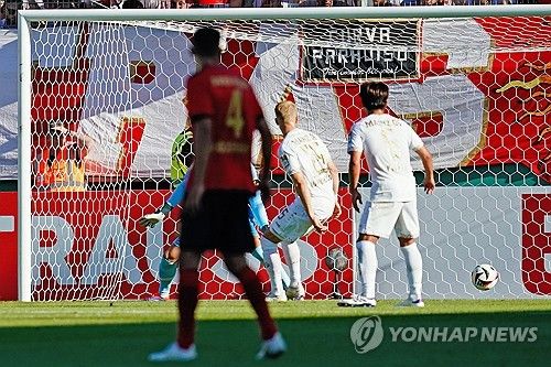 마인츠가 17일(한국시간) 독일 비스바덴에 있는 브리타 아레나에서 열린 베헨 비스바덴과의 2024-2025시즌 독일축구연맹(DFB) 포칼 1라운드 원정 경기에서 연장 접전 끝에 3-1로 승리하며 2라운드에 진출했다.&nbsp; 이재성이 선발 출장하며 맹활약한 가운데 마인츠는 이재성이 교체돼 나간 뒤, 승부를 가리지 못했고 연장 후반에만 두 골을 터뜨리며 극적인 2라운드 진출에 성공했다. 연합뉴스