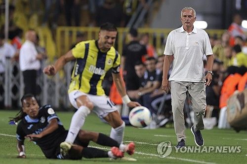 튀르키예 매체 스포르엑스가 18일(한국시간) 페네르바체가 토트넘 중앙 미드필더 로셀소 영입을 추진하고 있다고 보도했다.&nbsp; 토트넘에서 주전 경쟁에 실패한 로셀소는 이적설이 대거 불거진 상황이다. 연합뉴스