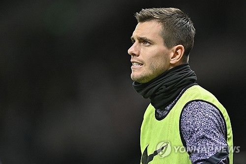 튀르키예 매체 스포르엑스가 18일(한국시간) 페네르바체가 토트넘 중앙 미드필더 로셀소 영입을 추진하고 있다고 보도했다.&nbsp; 토트넘에서 주전 경쟁에 실패한 로셀소는 이적설이 대거 불거진 상황이다. 연합뉴스