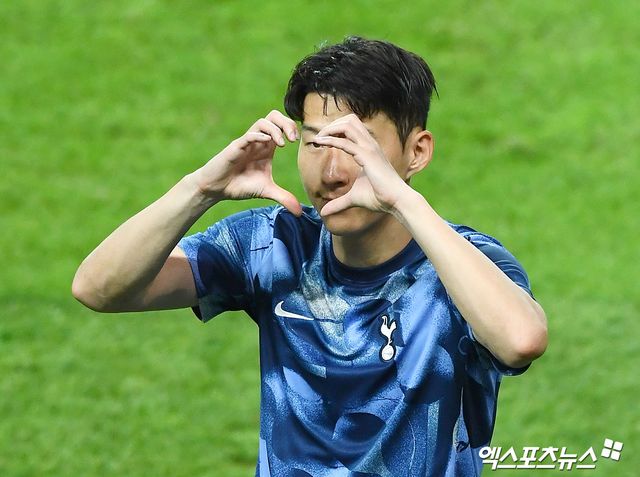 영국 매체 기브미스포츠가 지난 17일(한국시간) 2025년에 계약이 끝나는 FA 후보 베스트11을 선정해 발표했다. 손흥민이 계약 만료를 앞두고 있어 포함됐다. 내년에 FA가 되는 베스트11에는 안드리 루닌(골키퍼, 레알 마드리드), 알폰소 데이비스(수비수, 바이에른 뮌헨), 페어질 판 다이크(수비수, 리버풀), 해리 매과이어(수비수, 맨체스터 유나이티드), 트렌트 알렉산더 아놀드(수비수, 리버풀), 케빈 데 브라위너(미드필더, 맨체스터 시티), 요슈아 키미히(미드필더, 바이에른 뮌헨), 네이마르(공격수, 알힐랄), 리오넬 메시(공격수, 인터 마이애미), 모하메드 살라(공격수, 리버풀), 그리고 최전방에 손흥민이 포함됐다. 엑스포츠뉴스DB