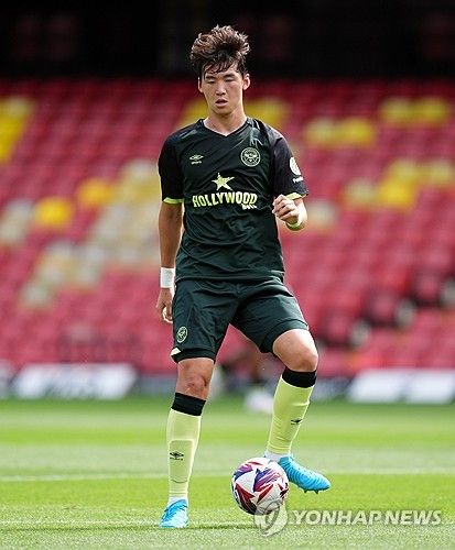 브렌트포드가 17일(한국시간) 사회관계망서비스(SNS)를 통해 2024-2025시즌 프리미어리그에 나설 29명의 선수단과 등번호를 공개했다.&nbsp; 이번 프리시즌에 1군 팀에 합류한 김지수는 등번호 36번을 받고 프리미어리그에서 활약할 기회를 얻었다.&nbsp; 브렌트포드는 18일 오후 10시 브렌트포드의 지테크 커뮤니티 스타디움에서 크리스탈 팰리스와 2024-2025시즌 프리미어리그 개막 라운드 홈 경기를 치른다.&nbsp;연합뉴스