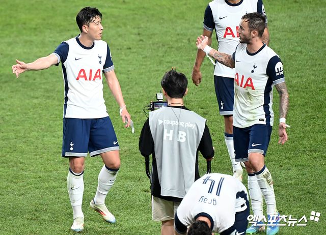 영국 매체 기브미스포츠가 지난 17일(한국시간) 2025년에 계약이 끝나는 FA 후보 베스트11을 선정해 발표했다. 손흥민이 계약 만료를 앞두고 있어 포함됐다. 내년에 FA가 되는 베스트11에는 안드리 루닌(골키퍼, 레알 마드리드), 알폰소 데이비스(수비수, 바이에른 뮌헨), 페어질 판 다이크(수비수, 리버풀), 해리 매과이어(수비수, 맨체스터 유나이티드), 트렌트 알렉산더 아놀드(수비수, 리버풀), 케빈 데 브라위너(미드필더, 맨체스터 시티), 요슈아 키미히(미드필더, 바이에른 뮌헨), 네이마르(공격수, 알힐랄), 리오넬 메시(공격수, 인터 마이애미), 모하메드 살라(공격수, 리버풀), 그리고 최전방에 손흥민이 포함됐다. 엑스포츠뉴스DB