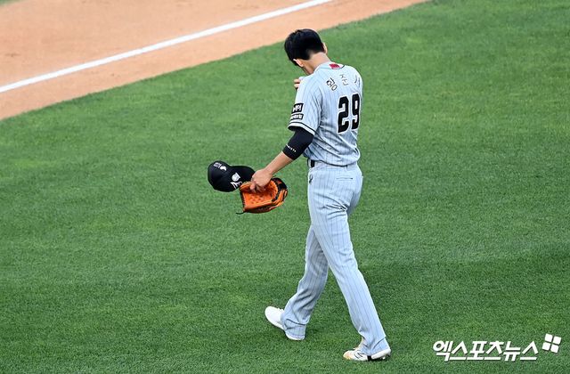 4일 오후 수원KT위즈파크에서 열린 '2024 신한 SOL Bank KBO리그' 한화 이글스와 KT 위즈의 경기, 1회말 수비를 마친 한화 선발투수 황준서가 더그아웃으로 향하고 있다. 엑스포츠뉴스 DB