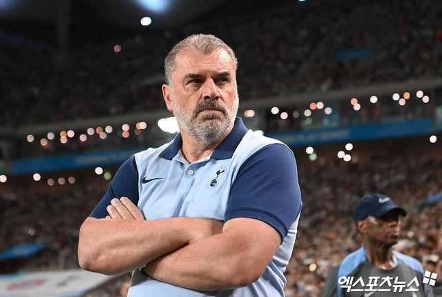 (엑스포츠뉴스 서울월드컵경기장, 박지영 기자) 3일 오후 서울월드컵경기장에서 열린 '2024 쿠팡플레이 시리즈' 토트넘 홋스퍼와 FC 바이에른 뮌헨의 경기, 토트넘 포스테코글루 감독이 그라운드를 바라보고 있다. 박지영 기자