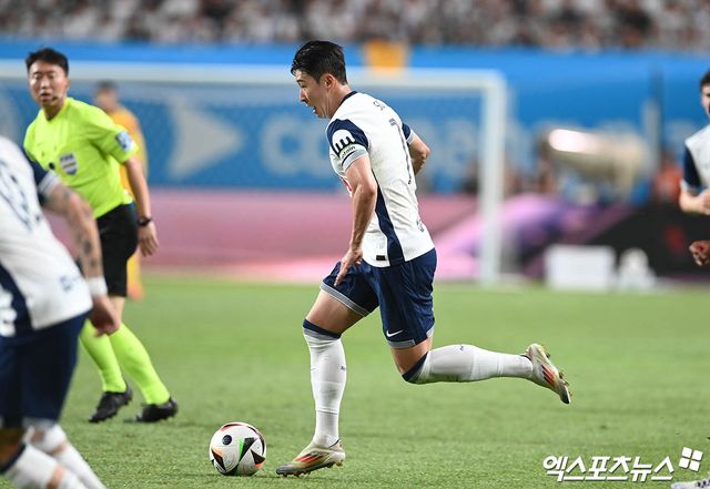 (엑스포츠뉴스 서울월드컵경기장, 박지영 기자) 3일 오후 서울월드컵경기장에서 열린 '2024 쿠팡플레이 시리즈' 토트넘 홋스퍼와 FC 바이에른 뮌헨의 경기, 토트넘 손흥민이 드리블을 하고 있다. 박지영 기자