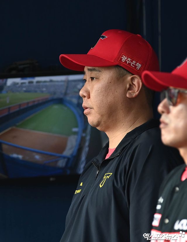 18일 오후 서울 송파구 잠실야구장에서 열린 '2024 신한 SOL Bank KBO리그' KIA 타이거즈와 LG 트윈스의 경기, KIA 이범호 감독이 경기를 지켜보고 있다. 엑스포츠뉴스 DB