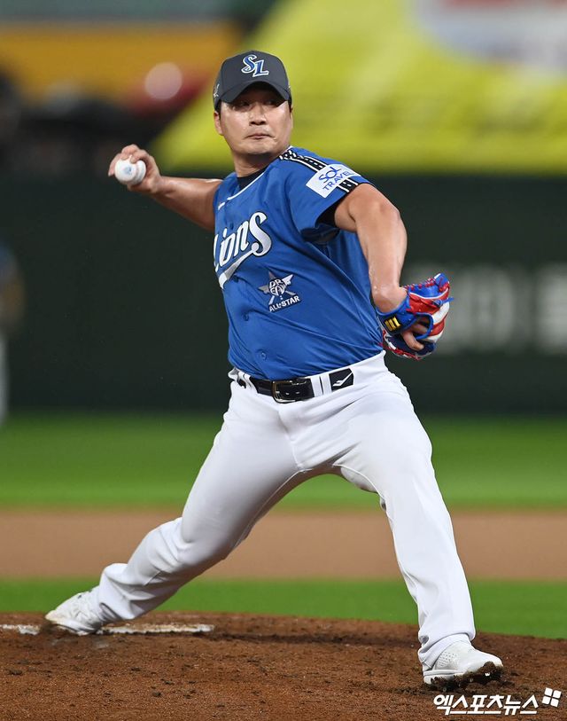 (엑스포츠뉴스 인천, 박지영 기자) 6일 오후 인천SSG랜더스필드에서 열린 '2024 신한 SOL Bank KBO 올스타전' 드림 올스타와 나눔 올스타의 경기, 나눔이 4:2의 스코어로 승리했다. 9회초 드림 오승환이 역투하고 있다. 박지영 기자