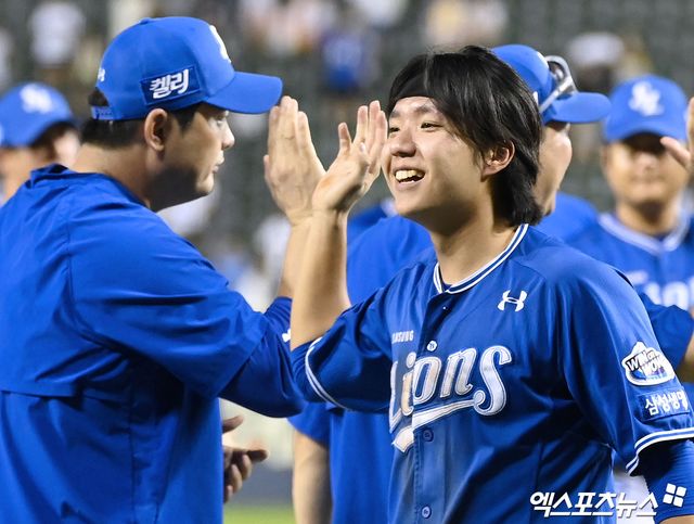 1일 오후 서울 송파구 잠실야구장에서 열린 '2024 신한 SOL Bank KBO리그' 삼성 라이온즈와 LG 트윈스의 경기, 삼성이 LG에 7:0으로 승리하며 위닝시리즈를 달성했다. 이날 경기에서 승리한 삼성 김현준이 기뻐하고 있다. 잠실, 김한준 기자