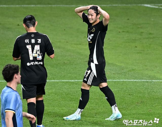 영국 축구 매체 90min은 1일(한국시간) 양민혁이 토트넘 홋스퍼 상대로 강렬한 인상을 남겼다고 보도했다. 양민혁은 지난달 31일 서울월드컵경기장에서 열린 토트넘과의 쿠팡플레이 시리즈 1경기에 선발로 출전했다. 최전방 스리톱 일원으로 선발 출전한 양민혁은 전반 45분만 뛰었지만 좋은 경기력을 펼치면서 미래의 동료들과 감독에게 인상을 남기는데 성공했다. 양민혁은 지난달 28일 토트넘과 6년 계약을 체결했으며 내년 1월에 합류하기로 합의했다. 엑스포츠뉴스DB