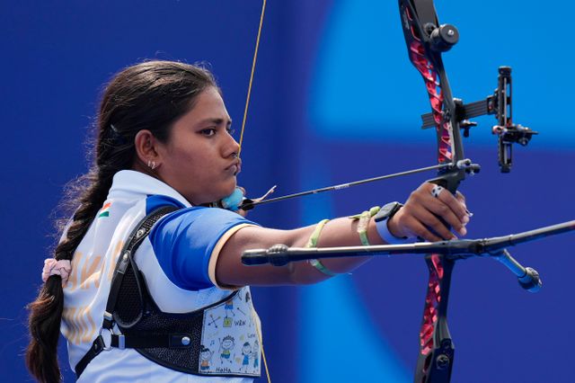인도 양궁 국가대표 안키타 바카트가 2일 (한국시간) 프랑스 파리에 위치한 앵발리드에서 열린 2024 파리 올림픽 양궁 혼성 단체전에서 디라지 몸마데바라와 호흡을 맞췄지만 준결승에서 한국, 동메달 결정전에서 미국에 패하며 노메달에 그쳤다. 사진 연합뉴스