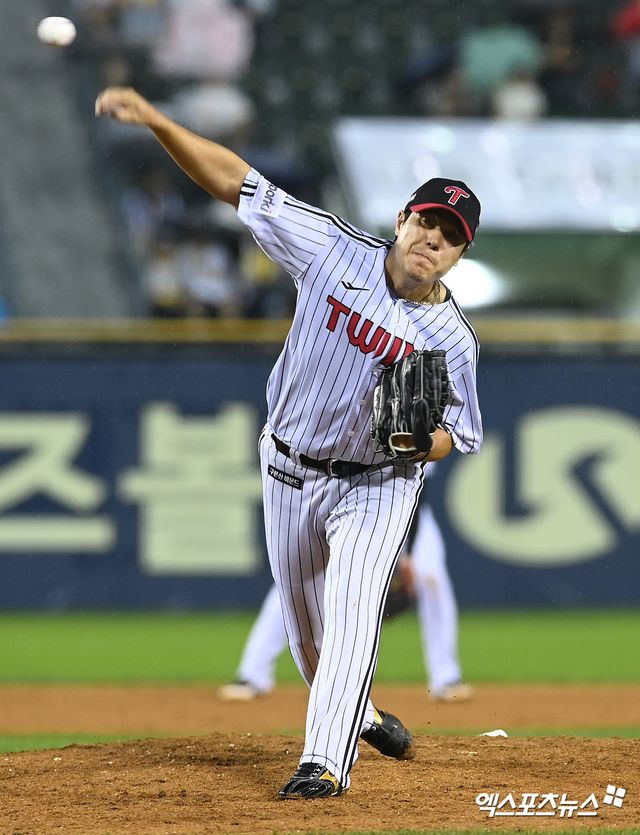 LG 투수 김진성은 20일 잠실구장에서 열린 '2024 신한 SOL Bank KBO 리그' SSG와 주중 3연전 첫 번째 경기에서 6회말 2사 만루에서 구원 등판했다. 이날 1⅓이닝 무실점으로 팀 승리에 힘을 보탰다. 엑스포츠뉴스 DB
