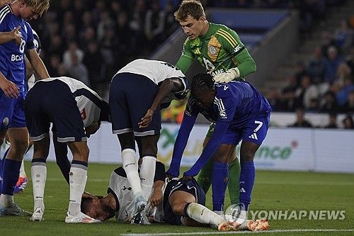 포스테코글루 감독이 20일(한국시간) 잉글랜드 레스터에 있는 킹파워 스타디움에서 열린 레스터 시티와 토트넘 홋스퍼의 2024-2025시즌 프리미어리그 개막 라운드 경기 중 의식을 잃었던 벤탄쿠르의 상태에 대해 설명했다.&nbsp;전반 26분 매디슨이 코너킥을 처리했고 벤탄쿠르가 압둘 파타우와 경합 상황에서 &nbsp;머리끼리 강하게 부딪혔다. 그는 그라운드에 쓰러져 경기가 잠시 중단됐다. 파타우는 약간의 통증만 호소했지만, 벤탄쿠르는 그라운드에 쓰러져 일어나지 못했다. 연합뉴스