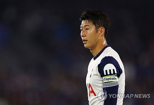 토트넘이 20일(한국시간) 잉글랜드 레스터에 있는 킹파워 스타디움에서 열린 승격팀 레스터시티와의 2024-2025시즌 프리미어리그 개막 라운드 원정 경기에서 1-1 무승부를 기록했다.&nbsp;손흥민은 이날 왼쪽 공격수로 선발 출장해 활발히 움직였다. 하지만 시즌 첫 경기에 완벽한 모습을 보여주지는 못했다.&nbsp;손흥민은 평점 5점으로 팀 내 최저 평점 2위를 기록했다. 연합뉴스