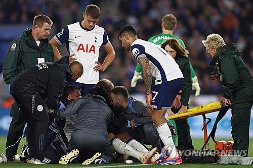 포스테코글루 감독이 20일(한국시간) 잉글랜드 레스터에 있는 킹파워 스타디움에서 열린 레스터 시티와 토트넘 홋스퍼의 2024-2025시즌 프리미어리그 개막 라운드 경기 중 의식을 잃었던 벤탄쿠르의 상태에 대해 설명했다.&nbsp;전반 26분 매디슨이 코너킥을 처리했고 벤탄쿠르가 압둘 파타우와 경합 상황에서 &nbsp;머리끼리 강하게 부딪혔다. 그는 그라운드에 쓰러져 경기가 잠시 중단됐다. 파타우는 약간의 통증만 호소했지만, 벤탄쿠르는 그라운드에 쓰러져 일어나지 못했다. 연합뉴스