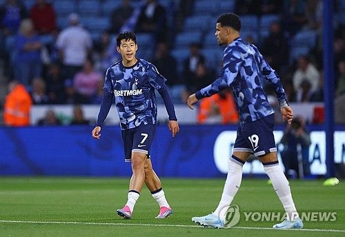 손흥민이 20일(한국시간) 잉글랜드 레스터에 있는 킹파워 스타디움에서 열린 레스터시티와 토트넘의 2024-2025시즌 프리미어리그 개막 라운드 원정 경기 후 팀이 많은 득점 기회를 놓쳐 후회한다고 말했다.&nbsp; 토트넘은 이날 총 15개의 슈팅을 시도했고 유효 슈팅도 7개나 나왔다. 하지만 득점은 1개에 그쳤다. 슈팅 7개, 유효 슈팅 3개로 1골을 만든 레스터보다 확실히 아쉬운 결정력이었다.&nbsp;연합뉴스