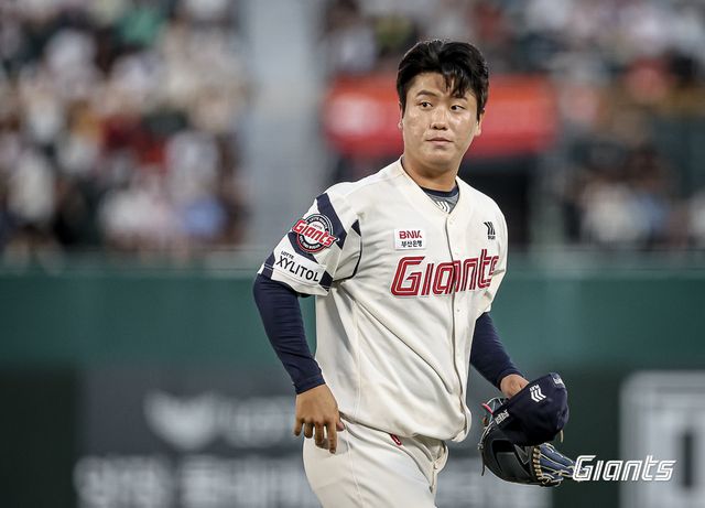 롯데 좌완 투수 정현수가 8월 18일 사직 키움전에서 구원 등판해 3.2이닝 무실점 쾌투를 펼쳤다. 김태형 롯데 감독은 우천으로 노게임 선언된 20일 광주 KIA전 앞두고 '정현수를 주말 삼성전 때 5선발로 한 번 쓸까 생각 중이다. 우선 21일 경기에서 불펜 대기를 해본 뒤 상황을 보고 이민석 선수와 함께 고민을 해보겠다'라고 밝혔다.&nbsp;롯데 자이언츠