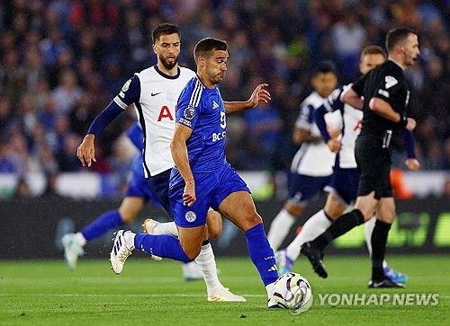 포스테코글루 감독이 20일(한국시간) 잉글랜드 레스터에 있는 킹파워 스타디움에서 열린 레스터 시티와 토트넘 홋스퍼의 2024-2025시즌 프리미어리그 개막 라운드 경기 중 의식을 잃었던 벤탄쿠르의 상태에 대해 설명했다.&nbsp;전반 26분 매디슨이 코너킥을 처리했고 벤탄쿠르가 압둘 파타우와 경합 상황에서 &nbsp;머리끼리 강하게 부딪혔다. 그는 그라운드에 쓰러져 경기가 잠시 중단됐다. 파타우는 약간의 통증만 호소했지만, 벤탄쿠르는 그라운드에 쓰러져 일어나지 못했다. 연합뉴스