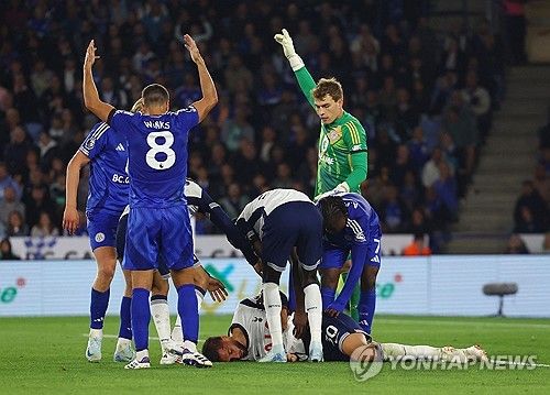 포스테코글루 감독이 20일(한국시간) 잉글랜드 레스터에 있는 킹파워 스타디움에서 열린 레스터 시티와 토트넘 홋스퍼의 2024-2025시즌 프리미어리그 개막 라운드 경기 중 의식을 잃었던 벤탄쿠르의 상태에 대해 설명했다.&nbsp;전반 26분 매디슨이 코너킥을 처리했고 벤탄쿠르가 압둘 파타우와 경합 상황에서 &nbsp;머리끼리 강하게 부딪혔다. 그는 그라운드에 쓰러져 경기가 잠시 중단됐다. 파타우는 약간의 통증만 호소했지만, 벤탄쿠르는 그라운드에 쓰러져 일어나지 못했다. 연합뉴스