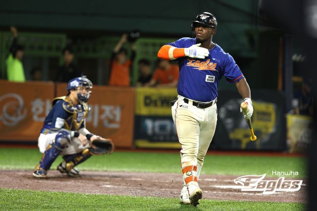 20일 충북 청주야구장에서 열린 2024 신한 SOL Bank KBO리그 NC 다이노스와 한화 이글스의 경기, 한화 페라자는 임정호를 상대로 우측 담장을 넘어가는 솔로 홈런을 터뜨렸고, 3경기 연속 홈런을 달성하며 팀의 승리를 가져왔다. 시즌 22호 홈런. 한화 이글스