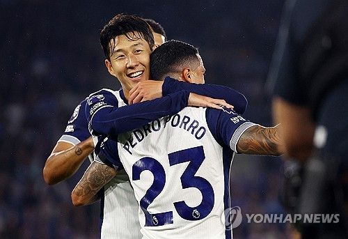 토트넘이 20일(한국시간) 잉글랜드 레스터에 있는 킹파워 스타디움에서 열린 승격팀 레스터시티와의 2024-2025시즌 프리미어리그 개막 라운드 원정 경기에서 1-1 무승부를 기록했다.&nbsp;손흥민은 이날 왼쪽 공격수로 선발 출장해 활발히 움직였다. 하지만 시즌 첫 경기에 완벽한 모습을 보여주지는 못했다.&nbsp;손흥민은 평점 5점으로 팀 내 최저 평점 2위를 기록했다. 연합뉴스