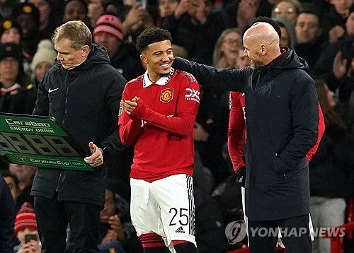 글로벌 스포츠 매체 디 애슬레틱이 21일(한국시간) 얼마 남지 않은 여름 이적시장에 현실 가능성이 있는 이적설을 전하면서 첼시가 맨체스터 유나이티드 공격수 산초 영입 가능성을 타진하고 있다고 보도했다.&nbsp;연합뉴스