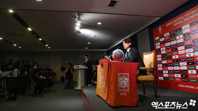 대한축구협회는 21일 '포르투갈 출신으로 자국 대표팀을 비롯해 다수의 포르투갈 1부리그 팀에서 지도자로 활약한 주앙 아로소 코치가 수석코치 겸 전술 코치로 선임됐다. 포르투갈 벤피카에서 코치와 분석관을 지낸 티아고 마이아 코치는 전술분석 코치로 합류한다'고 발표했다. 아로소 수석코치는 스포르팅과 포르투갈 대표팀에서 파울루 벤투 전 한국 대표팀 감독을 각각 4년씩 보좌한 적이 있다. 홍명보호는 기존 박건하, 김동진, 김진규 코치에 이어 아로소와 마이아 코치까지 선임하면서 대부분의 조각을 마쳤다. 엑스포츠뉴스DB&nbsp;